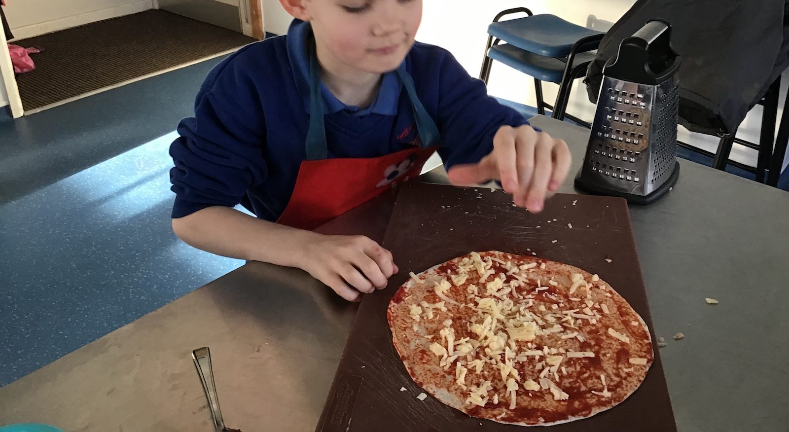 boy making pizza
